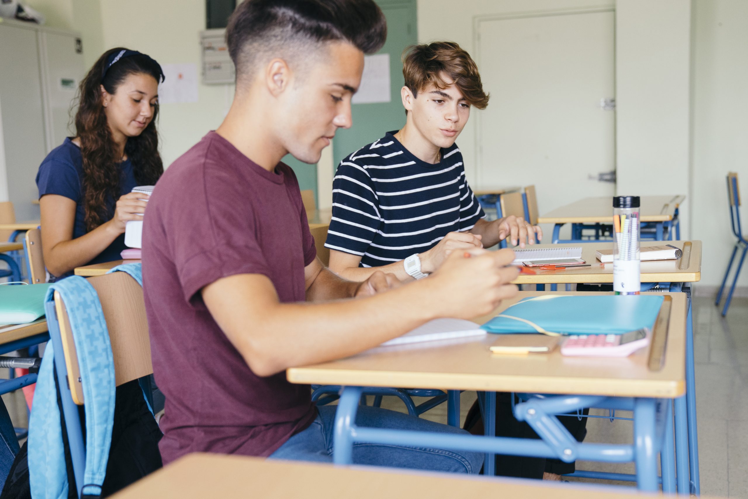 Adolescente estudando em sala de aula