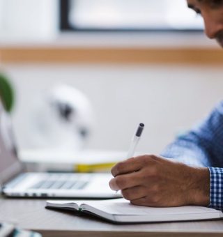 Homem conferindo no notebook a Demanda ETEC 2024