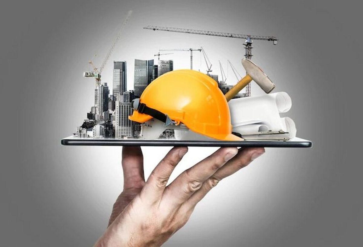 Mão segurança tablet com capacete, marreta e planejamento de edificação ilustrando o Curso de Edificações ETEC 2024