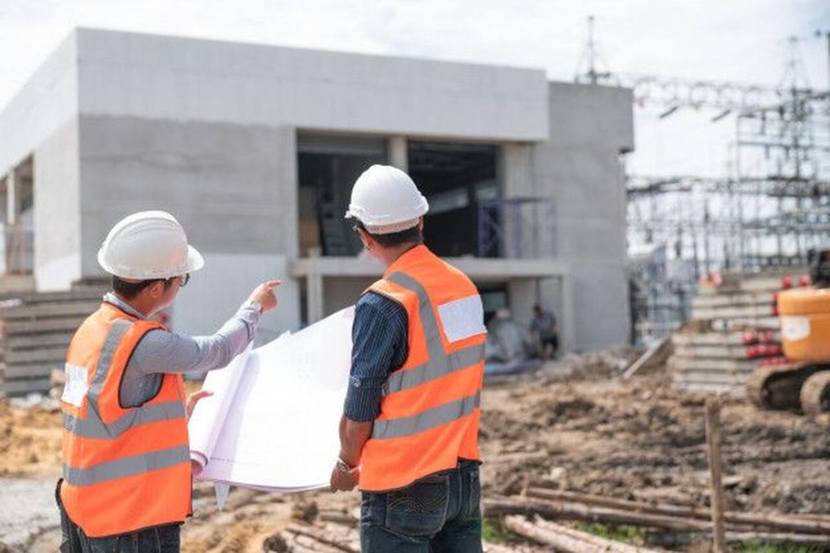 Dois técnicos em edificações 2024 analisam construção e execução de obra