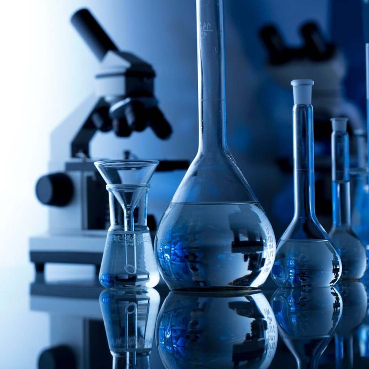 Frascos de vidro, água e elementos químicos, microscópio.