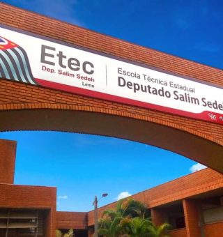 Entrada do campus ETEC na cidade de Leme - SP