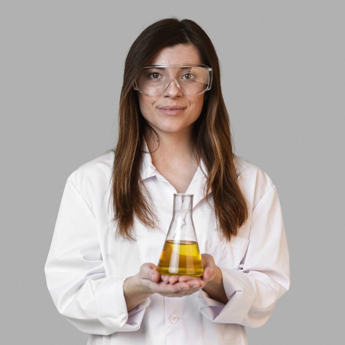 Estudante de química com elementos químicos, óculos de proteção e jaleco branco