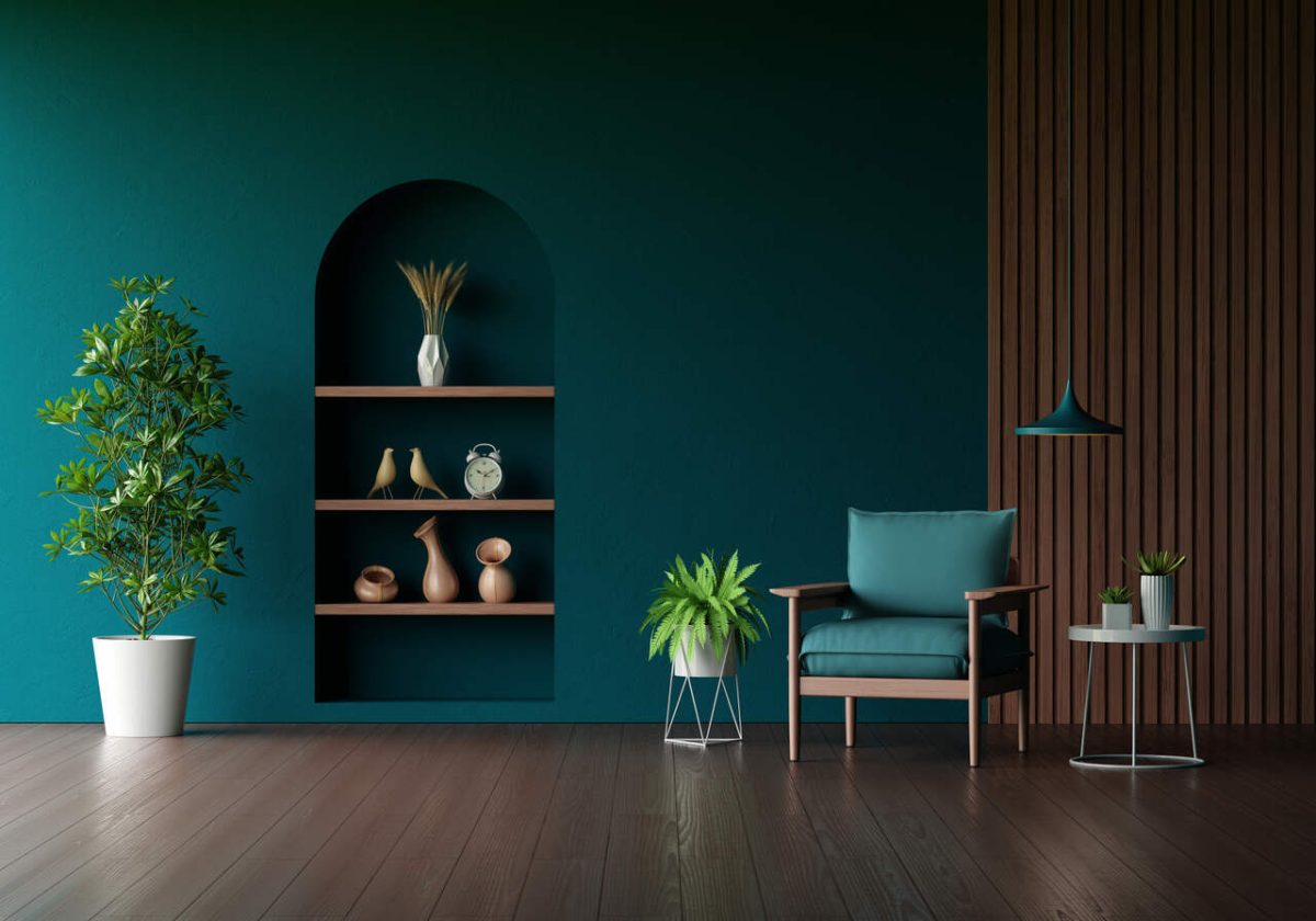 Sala com paredes verdes, cadeiras, plantas, decoração e luminária