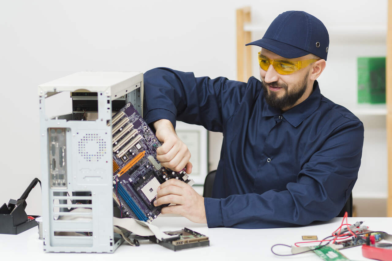 Técnico em Informática desmonta CPU de computador