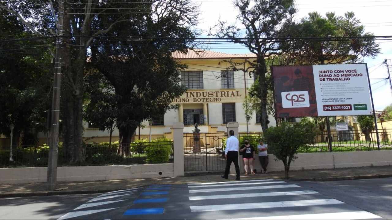 Foto da fachada ETEC São Carlos 2024 com alunos 